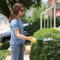 model cutting hedges  thumbnail